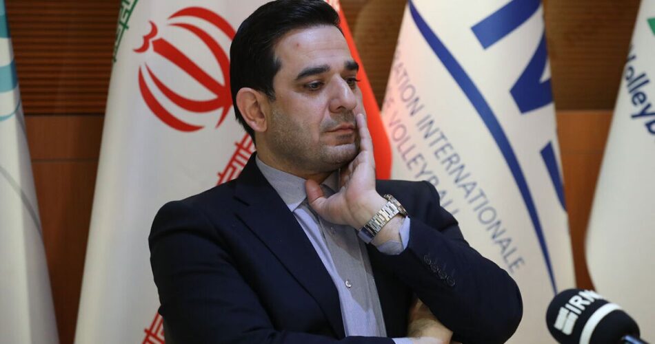 هشدار فدراسیون جهانی والیبال به ایران: خطر جریمه یک میلیون دلاری و حذف از لیگ ملتها در صورت پخش تلویزیونی 1 2200742 403 چی تو وب