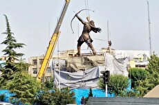 لحظه نصب تندیس آرش کمانگیر در میدان ونک تهران (فیلم) 1 2201084 613 چی تو وب