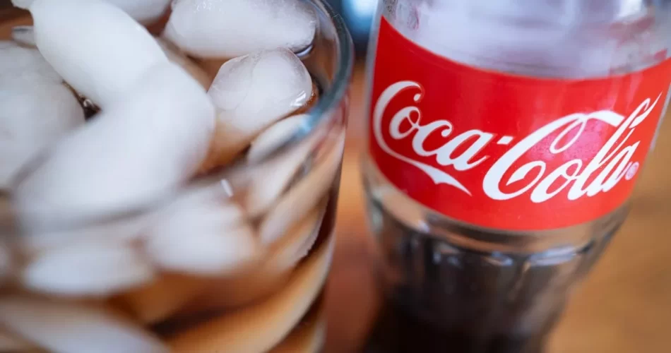 پژوهش جدید: ضرر نوشیدن نوشابه بیشتر از خوردن شکلات است 1 drinking a soda could be worse than eating a candy bar 1.jpg چی تو وب